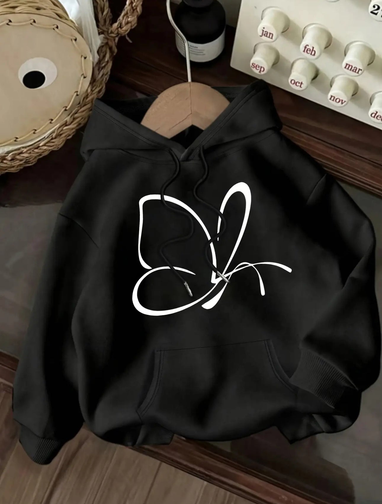 (🌍 PRODUCTO INTERNACIONAL) Sudadera Negra Con Capucha Y Letras Blancas Para Mujer