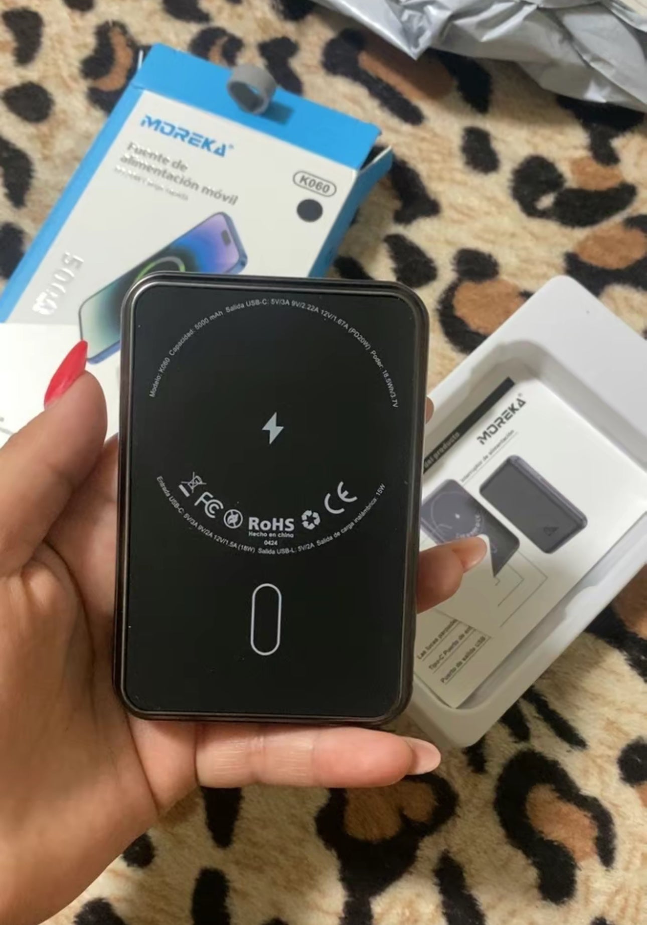 MOREKA KO60 banco de energía móvil, batería portátil ultradelgada de 5000mAh, batería de linterna portátil de alta velocidad de 3A
compatible con iPhone 16 15 14 13 12 11 Pro, Samsung S21 S20, Xiaomi, Google, LG, iPad.