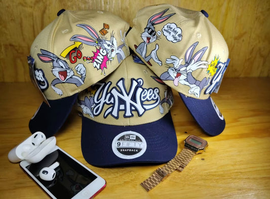 Street Luxe Gorra curva Coleccion Looney Tunes
Color Arena con visera Azul con Diseño de Personajes Favoritos y Logotipo de Goma