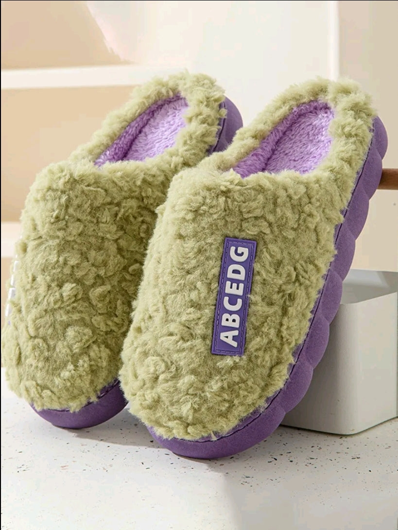 Zapatillas de algodón para mujer, material de felpa súper suave, cálido y agradable para la piel. Suela gruesa antideslizante, agare fuerte, pantuflas de felpa modernas v de alta gama