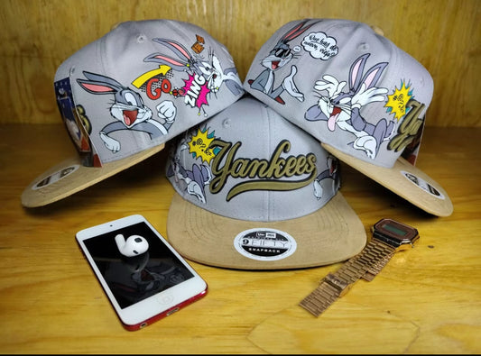 Gorra plana Coleccion Looney Tunes Color Gris con visera Cafe con Diseños de Personajes
Favoritos y Logotipo Yankees