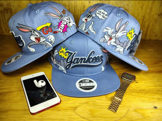 Gorra plana Coleccion Looney Tunes Color Azul con Diseños de Personajes Favoritos y Logotipo
Goma