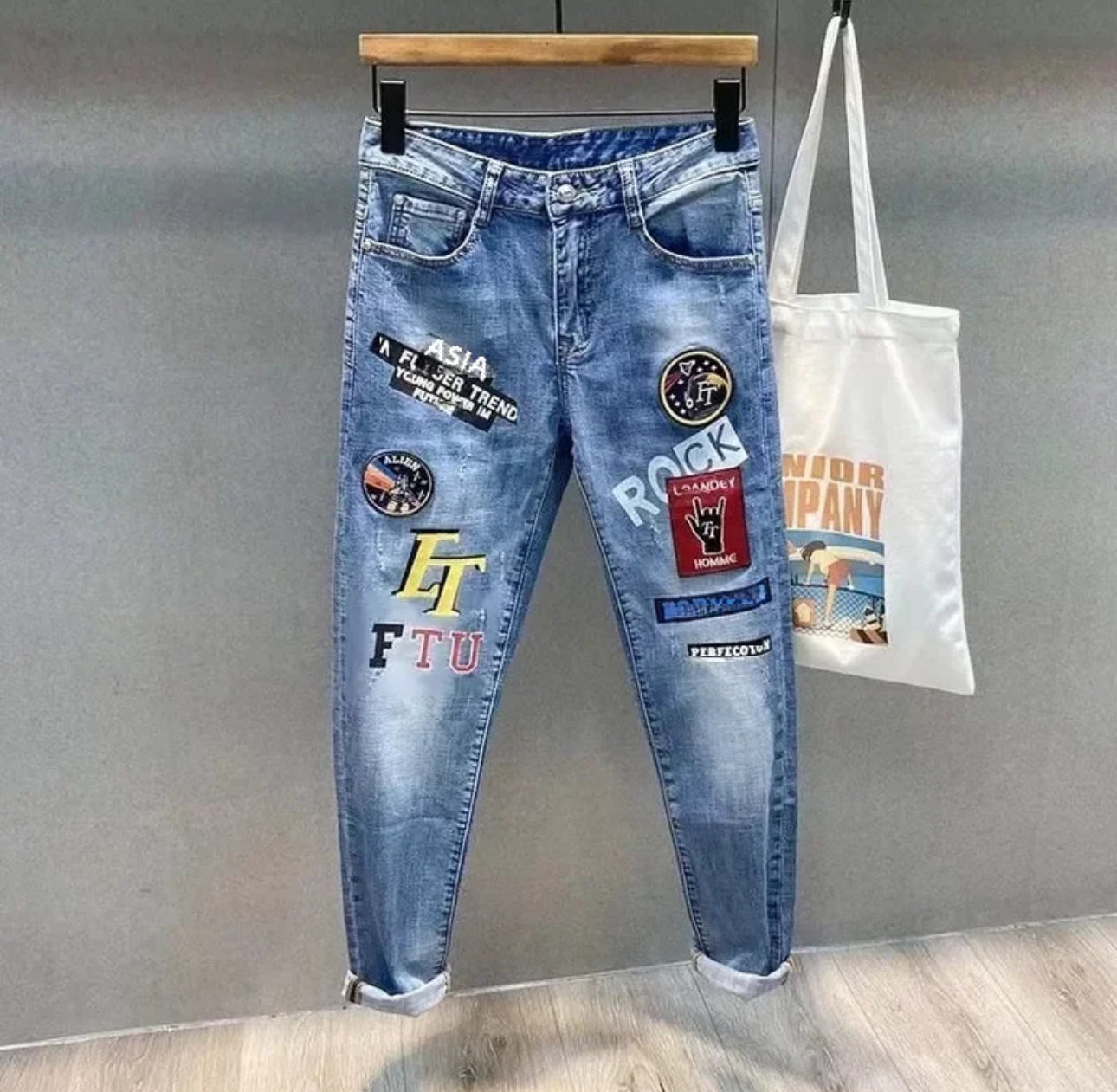 INTERNACIONAL Vaqueros Ajustados Con Estampado De Grafiti Para Hombre