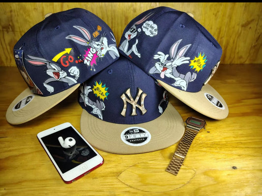 Gorra plana Coleccion Looney Tunes Color Azul Marino con visera café con Gris con Diseños de Personajes Favoritos y Logotipo Goma