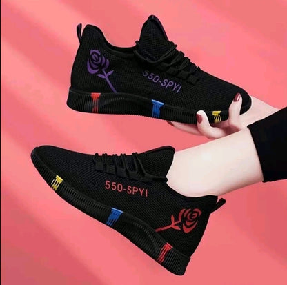 zapatillas casuales de mujer Superficie de malla tejida con mosca, fondo grueso para evitar resbalones y fondo grueso para aumentar la altura. Estilo de punta redonda con números y letras impresos. Tecnologfa de y de suela acolchada, calzado deportivo inf