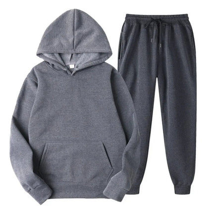 INTERNACIONAL. Conjunto Básico de Chándal con Sudadera y Pantalón

Descubre la máxima comodidad y el estilo versátil con nuestro conjunto de chándal básico. Este dúo esencial es la base perfecta para cualquier guardarropa, ofreciendo calidez y un look cas