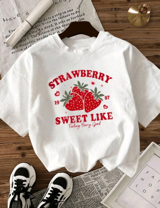 Camiseta Casual para Mujer con Estampado de Letras "Stra wberry " y tres fresas - Mezcla de Poliéster Suave, Cuello Redondo, Manga Corta, Tejido de Punto Semi-Transparente, Lavable a Máquina, Camiseta para Uso Diario I Top de Cuello Redondo | Material Sem