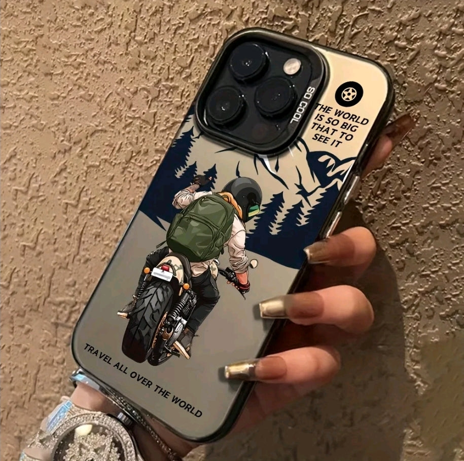 Un Estuche De Teléfono De Moda Con Tema De Motocicleta, Con TecnologiA IMD Para Resistencia A Los Golpes 'Y ProteccióN Antideslizante, Compatible Con Modelos De lPhone 16/15/14/13/14/11 PRO MAX 7/8 Plus, En Negro Con Diseño De Mochila.