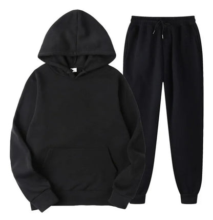 INTERNACIONAL. Conjunto Básico de Chándal con Sudadera y Pantalón

Descubre la máxima comodidad y el estilo versátil con nuestro conjunto de chándal básico. Este dúo esencial es la base perfecta para cualquier guardarropa, ofreciendo calidez y un look cas
