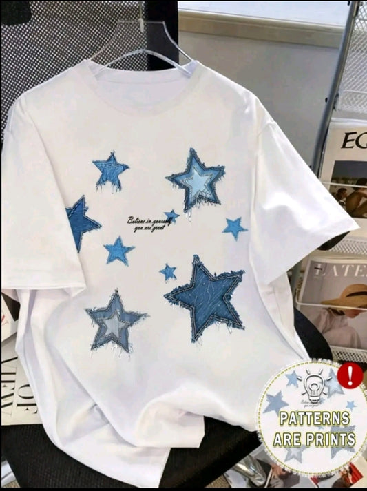 Camiseta de manga corta con estampado de estrellas v letras, corte relajado y cuello redondo para mujel