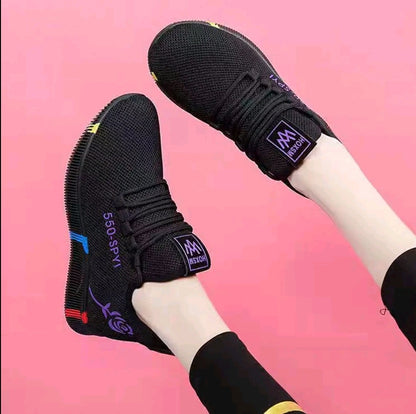 zapatillas casuales de mujer Superficie de malla tejida con mosca, fondo grueso para evitar resbalones y fondo grueso para aumentar la altura. Estilo de punta redonda con números y letras impresos. Tecnologfa de y de suela acolchada, calzado deportivo inf