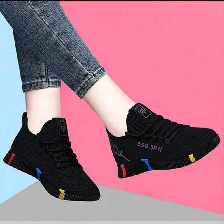 zapatillas casuales de mujer Superficie de malla tejida con mosca, fondo grueso para evitar resbalones y fondo grueso para aumentar la altura. Estilo de punta redonda con números y letras impresos. Tecnologfa de y de suela acolchada, calzado deportivo inf