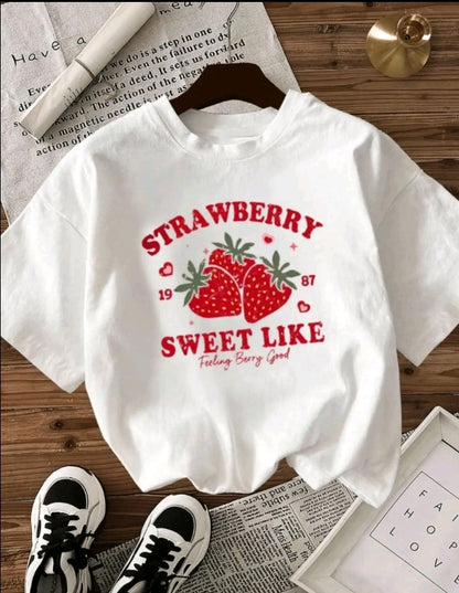 Camiseta Casual para Mujer con Estampado de Letras "stra wberry " y tres fresas -Mezcla de Poliéster Suave, Cuello Redondo, Manga Corta, Tejido de Punto Semi-Transparente, Lavable a Máquina, Camiseta para Uso Diario | Top de Cuello Redondo l Material Sem