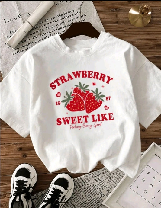 Camiseta Casual para Mujer con Estampado de Letras "stra wberry " y tres fresas -Mezcla de Poliéster Suave, Cuello Redondo, Manga Corta, Tejido de Punto Semi-Transparente, Lavable a Máquina, Camiseta para Uso Diario | Top de Cuello Redondo l Material Sem