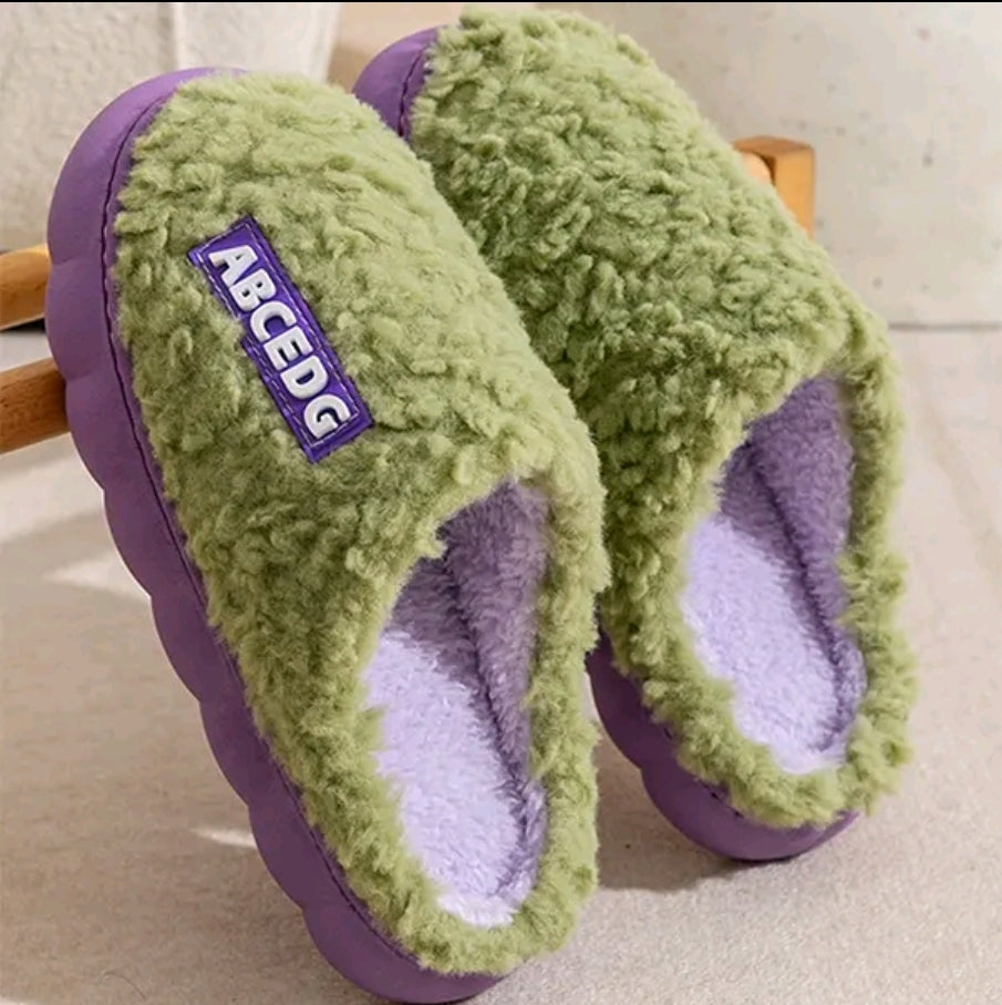 Zapatillas de algodón para mujer, material de felpa súper suave, cálido y agradable para la piel. Suela gruesa antideslizante, agare fuerte, pantuflas de felpa modernas v de alta gama