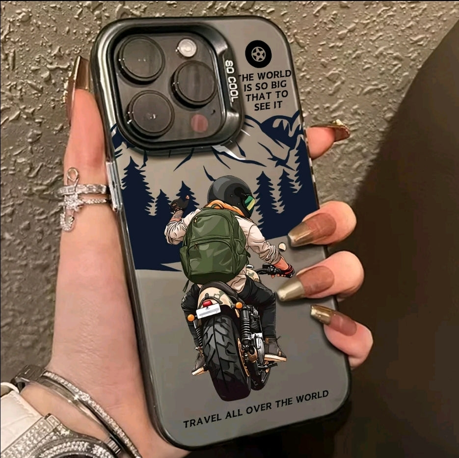 Un Estuche De Teléfono De Moda Con Tema De Motocicleta, Con TecnologiA IMD Para Resistencia A Los Golpes 'Y ProteccióN Antideslizante, Compatible Con Modelos De lPhone 16/15/14/13/14/11 PRO MAX 7/8 Plus, En Negro Con Diseño De Mochila.