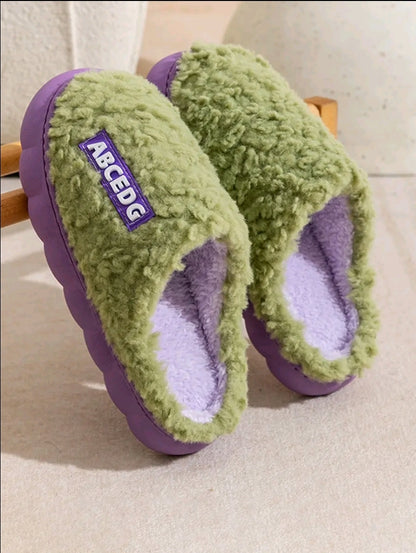 Zapatillas de algodón para mujer, material de felpa súper suave, cálido y agradable para la piel. Suela gruesa antideslizante, agare fuerte, pantuflas de felpa modernas v de alta gama